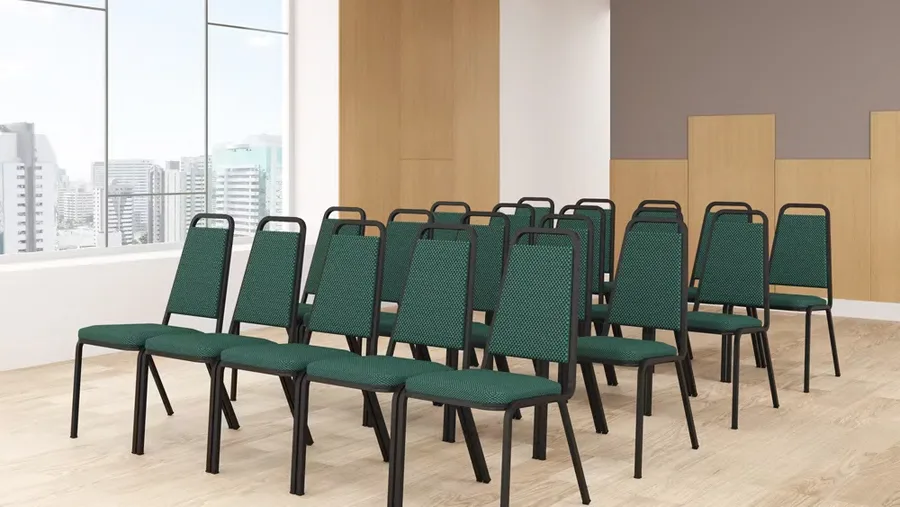 Auditório com fileiras de cadeiras empilháveis